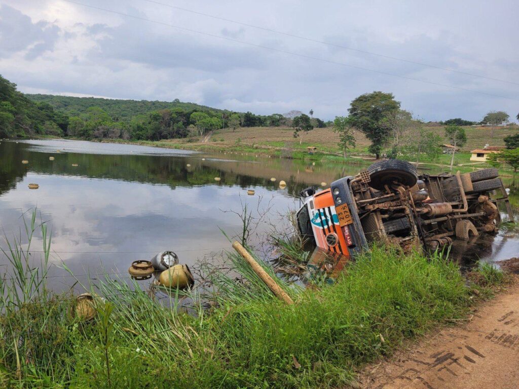 Caminh O Botij Es De G S Cai Dentro De Lagoa Em Esmeraldas