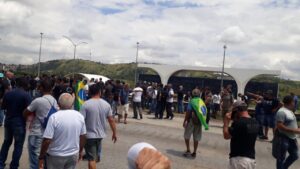 Manifestantes das forças de segurança do estado invadem e fecham rodovia MG-010