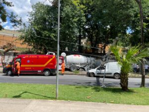 Carro bate e derruba poste em avenida movimentada de Belo Horizonte