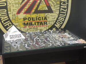 Polícia Militar apreende drogas, arma e munições após patrulha em Contagem