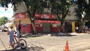 Homem é morto a tiros em frente a bar em Governador Valadares