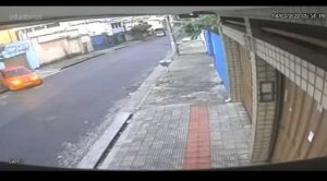 Homem bate no muro de uma casa durante perseguição
