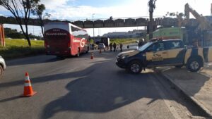 16h após acidente, Via Expressa de Contagem continua com pista interditada 