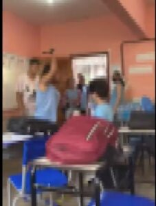 Adolescente agride colega de 16 anos, em sala de aula. Vídeo viraliza e revolta internautas