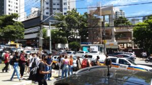 Homem rouba caminhonete, foge da PM e perseguição termina dentro de faculdade em Belo Horizonte