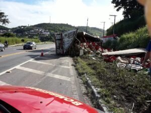 Carreta carregada com banana tomba e motorista morre preso às ferragens