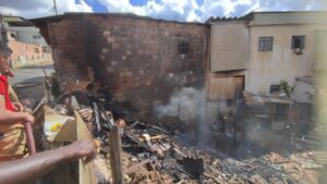 Incêndio atinge residência em Conselheiro Lafaiete