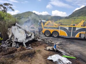 Motorista de carreta morre após acidente com ônibus na BR-267