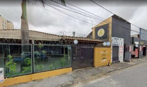 Após defender mulher, homem é agredido com capacete de moto em bar de BH