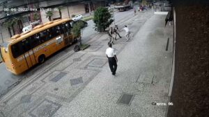 Homem agride policiais durante abordagem no bairro Belvedere, em BH