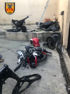 PM prende dois em desmanche de motos na MG-010