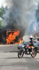 Adolescente é apreendido após incendiar ônibus em Ibirité; PM procura outros dois suspeitos