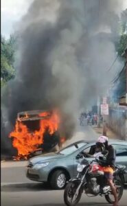 Criminosos incendeiam ônibus em Ibirité, Região Metropolitana de Belo Horizonte