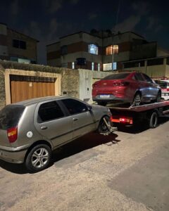Bandidos são presos depois de renderem família para roubar carro em Contagem
