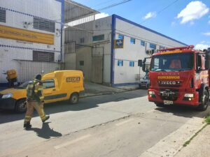 Pacote explode dentro de agência dos correios e mulher fica ferida