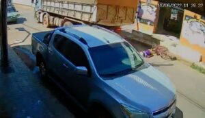 Vídeo: idoso morre após ser atropelado por caminhão em Unaí