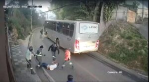 Vídeo: populares agridem assaltante que tentava roubar mulher em Itabira