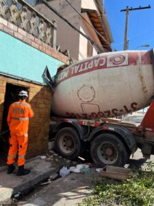 Motorista perde o controle de betoneira, invade casa e morre em Belo Horizonte
