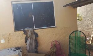 Criança brinca com isqueiro e incendeia a própria casa em Uberlândia