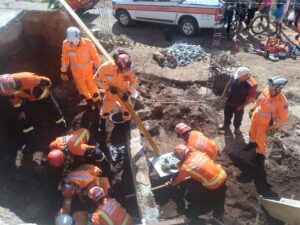 Trabalhador fica parcialmente soterrado após acidente em obra em Sabará