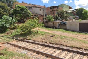 Homem é encontrado morto a tiros próximo à linha férrea no Barreiro