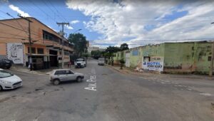 Jovem é baleado nas costas durante assalto a bar em Contagem