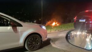 Vídeo: Acidente durante racha termina com carro incendiado em Contagem