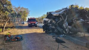 Motorista de caminhão morre após grave acidente no interior de MG