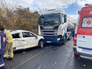 Motorista morre após carro em que dirigia bater em caminhão na BR-251, em Montes Claros