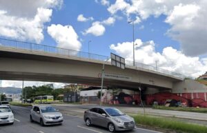 Adolescente morre após cair de viaduto enquanto soltava pipa em BH