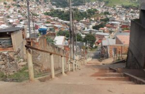 Homem é executado com 16 tiros em escadaria de Timóteo, no Vale do Rio Doce