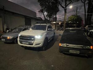 Grupo é preso por roubar carros e pagar lanche com cartão de vítima em Betim