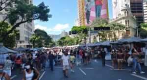 Suspeito de furtar celular é agredido na Feira Hippie, em Belo Horizonte