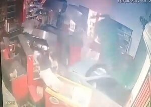 Vídeo: motorista invade padaria com carro após crise alérgica em Betim