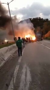 Vídeo: BR-381 é interditada após caminhão pegar fogo e carga é saqueada