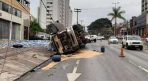 Caminhão tomba, acerta colmeia e duas pessoas são picadas