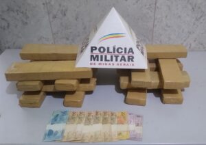 PM prende 15 barras de maconha em carro de aplicativo