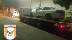 Dupla é presa com arma de fogo dentro de BMW no sul de Minas