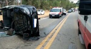 Susto: motorista perde controle, carro gira e capota no interior de Minas