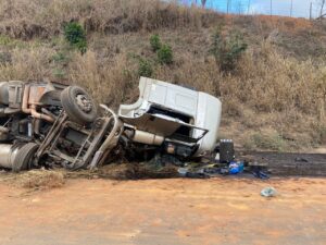 BR 381: acidente envolvendo carreta e dois carros deixa quatro vítimas