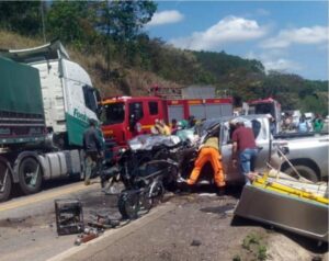 Colisão frontal entre carreta e caminhonete na BR 381 deixa dois feridos