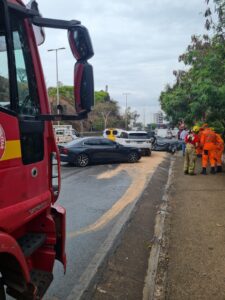 Veículo de luxo roda na pista e acerta outro carro em bairro nobre da capital