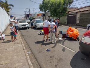 Idoso é atingido na cabeça por tora de madeira ao atravessar a rua em Araxá