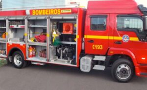 Bombeiros usam 9 mil litros de água para controlar as chamas em incêndio na Vila Jardim Leblon, em BH