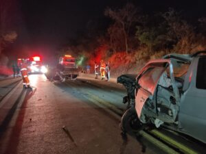 Carros batem de frente e duas pessoas ficam feridas na BR 262, em Nova Serrana