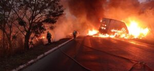 Motoristas morrem carbonizados após acidente entre caminhões em Montes Claros