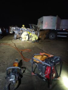 Motorista morre ao ficar preso às ferragens após bater de frente com guincho