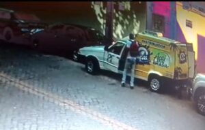 Vídeo: homem abre carro de entregas e rouba mochila com notebook em Valadares