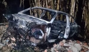 Vizinhos tentam apagar fogo, mas carro é completamente destruído em Congonhas