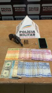 Jovem esconde drogas e dinheiro na casa da mãe e acaba preso no Leste de Minas